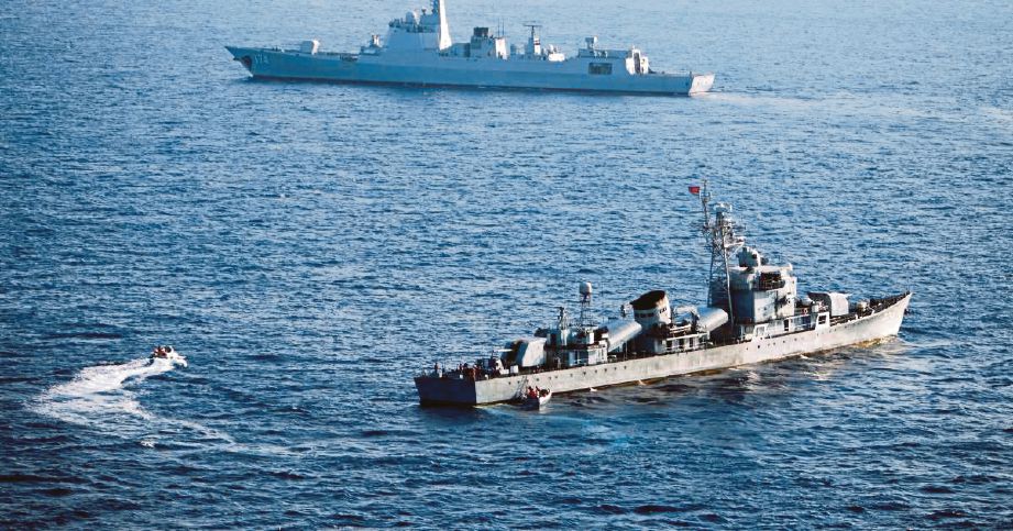 DUA kapal perang AS dilihat belayar di Laut China Selatan.