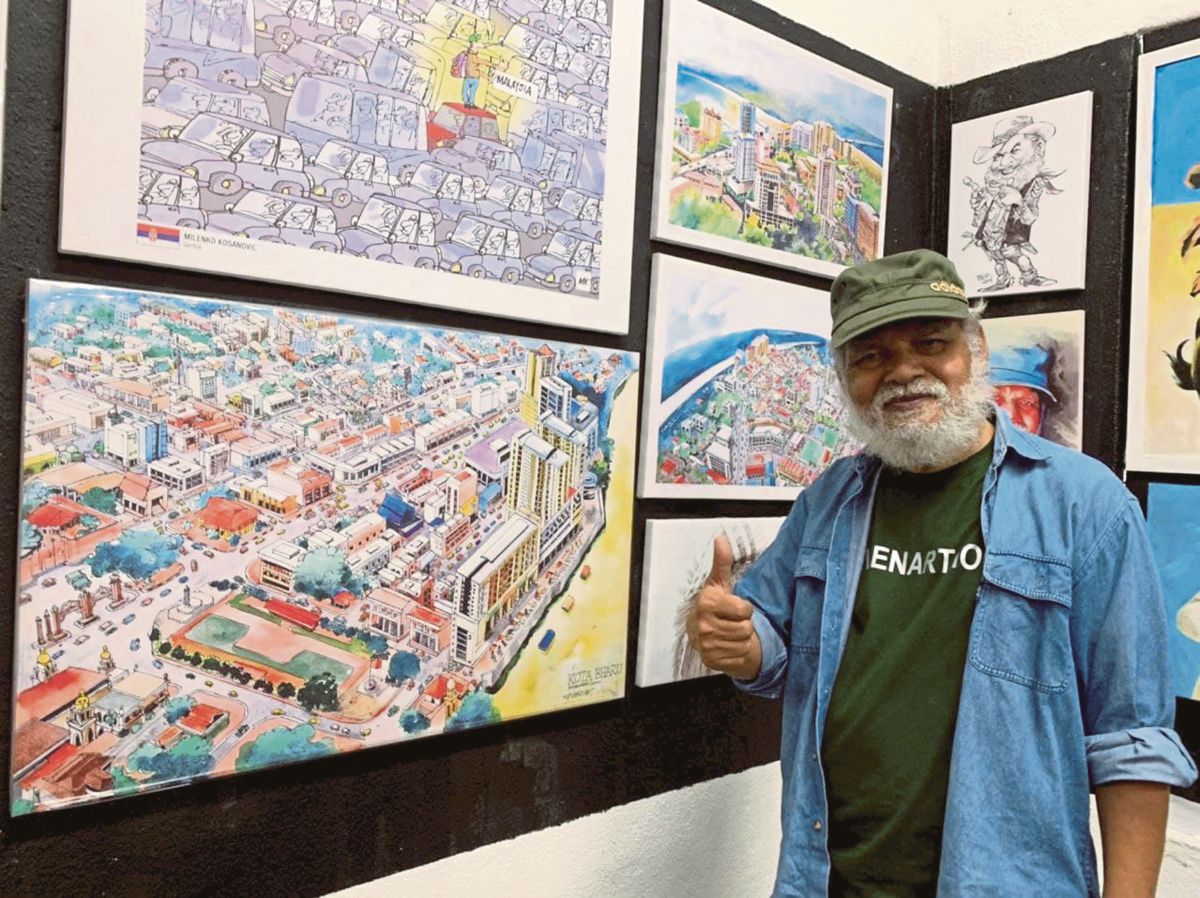 PAK Rossem bersama  koleksi lukisan dihasilkan di Balai Kartun Rossem miliknya di Kampung Peringat. FOTO SYAHERAH MUSTAFA