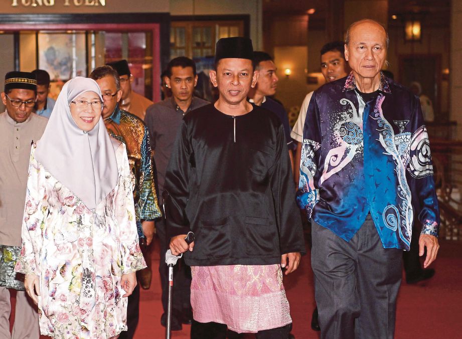 DR Wan Azizah (kiri) diiringi Kamal Affandi (tengah) dan Lee pada Majlis Sambutan Hari Raya anjuran MCPF, semalam. FOTO Bernama
