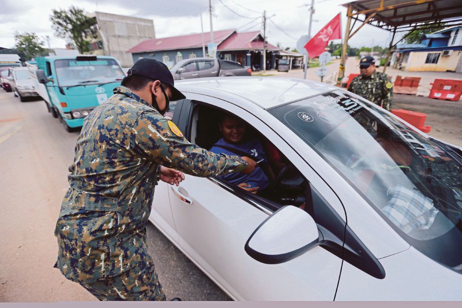 ANGGOTA Agensi Kawalan Sempadan Kelantan (AKSEM) negeri memeriksa kenderaan dari Thailand yang memasuki sempadan Malaysia.