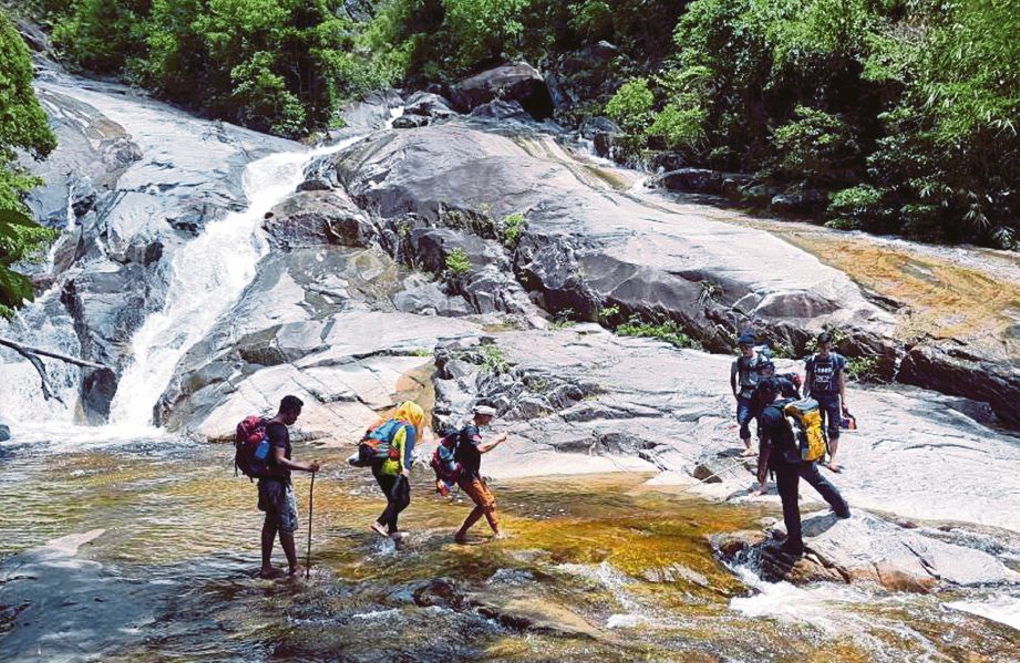 JURUPANDU membawa pendaki melalui Air Terjun Jelawang menuju ke Kem Baha dan seterusnya ke puncak gunung di Taman Negeri Gunung Stong.