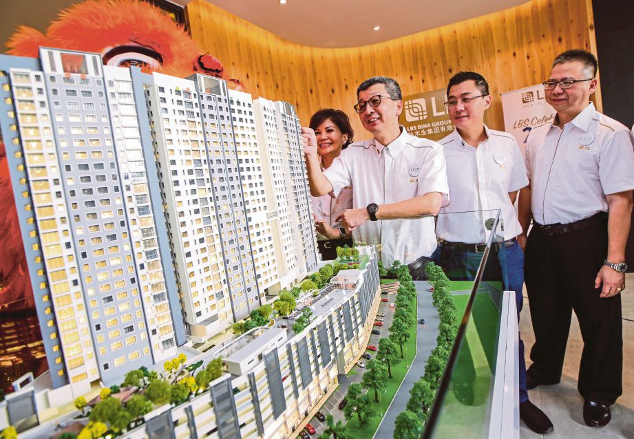 LIM (tiga dari kanan) melihat model pangsapuri servis dalam projek Zenopy Residences yang dilancarkan, semalam.