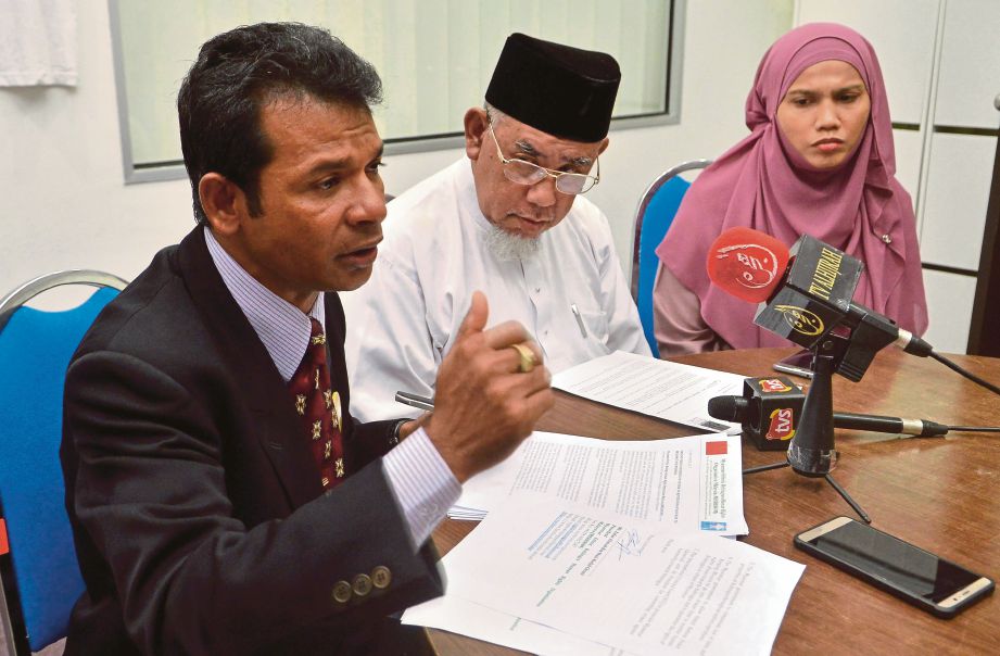  Mohd Azmi  (tengah) bersama  Zafar Ahmad  (kiri) dan  Tengku Emma Zuriana pada sidang media, semalam.