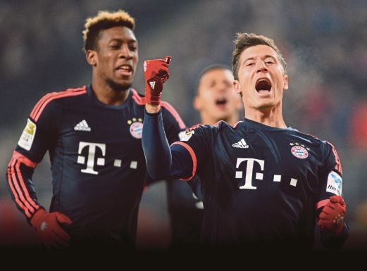 LEWANDOWSKI (kanan) ledak gol kemenangan Bayern ke atas Hamburg.