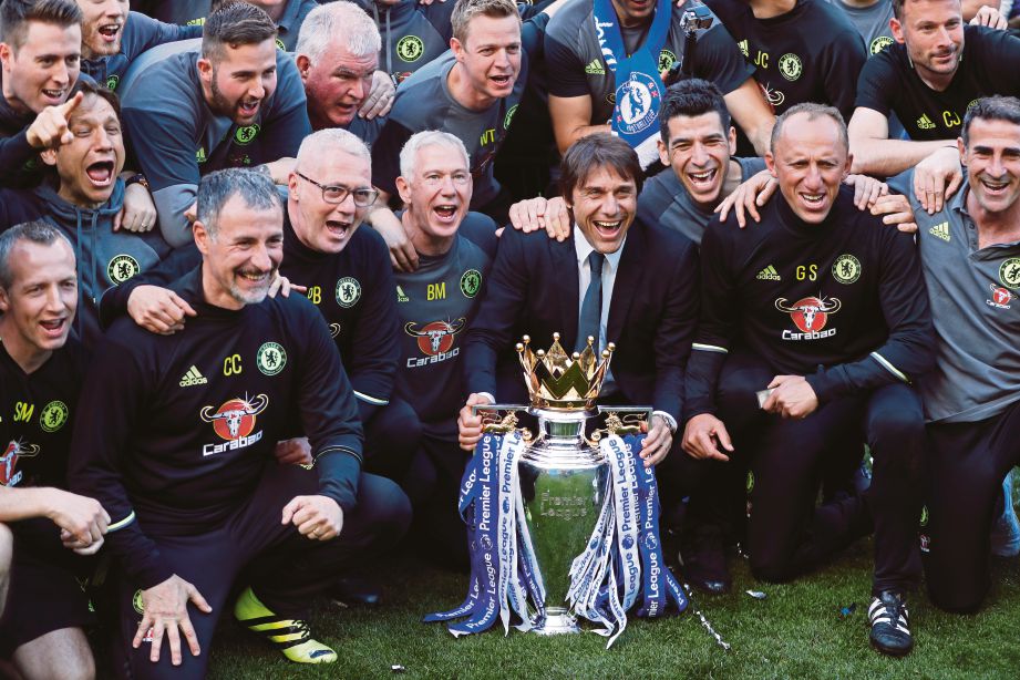 CONTE meraikan kejayaan Chelsea muncul juara Liga Perdana Inggeris.