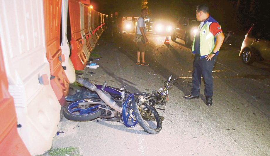 KEADAAN kereta dan motosikal mangsa yang terbabit dalam kemalangan.