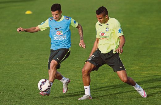 CASEMIRO (kanan) antara pemain harapan Benitez.