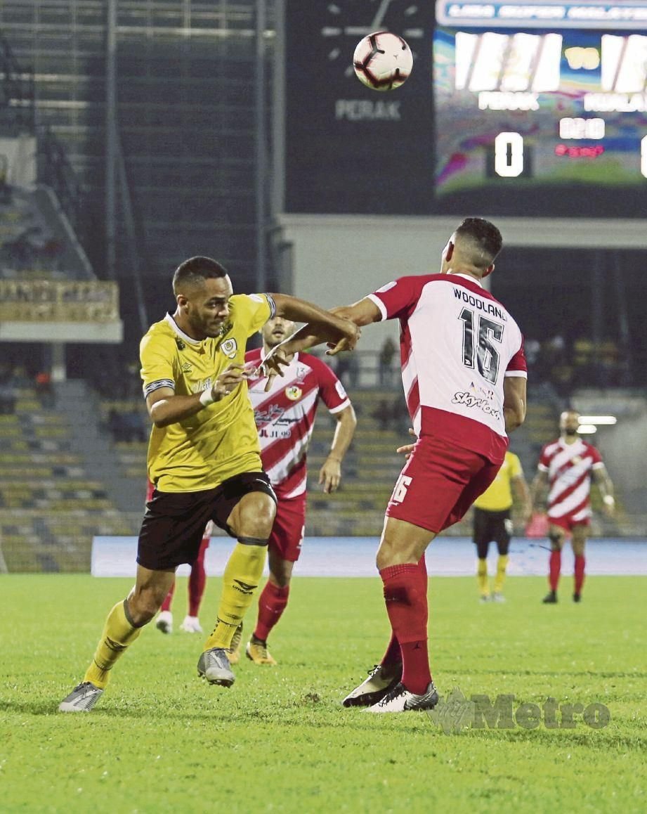 PEMAIN Perak, Rainderson Morais (kiri) cuba melepasi pemain Kuala Lumpur, Luke Zantua Woodland pada saingan Liga Super, Ahad lalu.