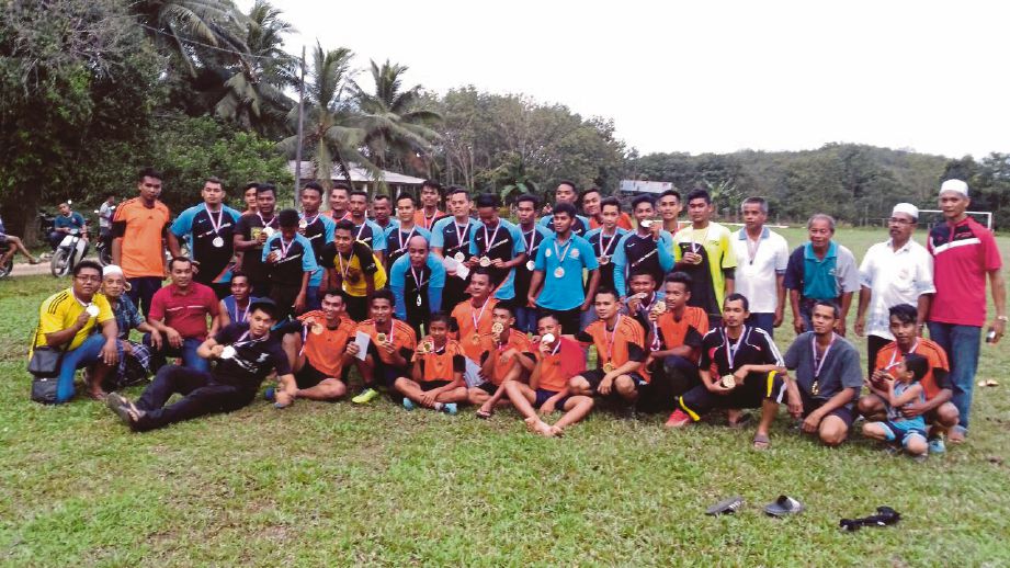 PESERTA Kejohanan Bola Sepak Tertutup Kampung Bahagia Bintang bergambar kenangan.