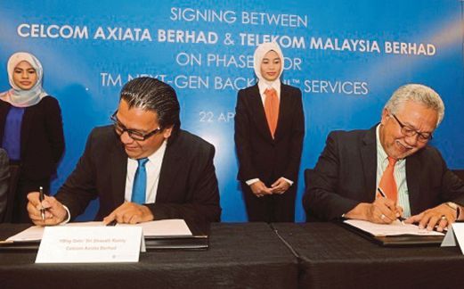 Shazalli (kiri) dan Ketua Pegawai Eksekutif Kumpulan TM, Tan Sri Zamzamzairani Mohd Isa menandatangani kerjasama, semalam. 