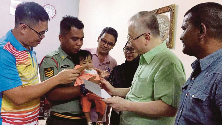  Dr Wee  (dua dari kanan)  mewakili Yayasan 1MCA menyampaikan RM20,000 kepada keluarga Nursumayyah.