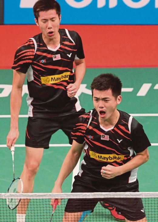 V SHEM (kanan) dan Wee Kiong gagal atasi pemain Korea.