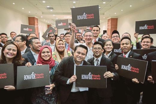Hishammuddin  memegang logo Bonafide Friends of UMNO bersama peguam muda ketika menghadiri diskusi bersama Bonafide Friends of UMNO di Pusat Dagangan Dunia Putra (PWTC), Kuala Lumpur.