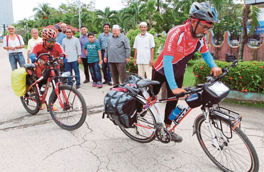  Azman (kanan) bersama Suib memulakan jelajah menggunakan basikal untuk bertemu rakan sekolahnya di Kompleks Belia dan Sukan Negeri Pahang, semalam.