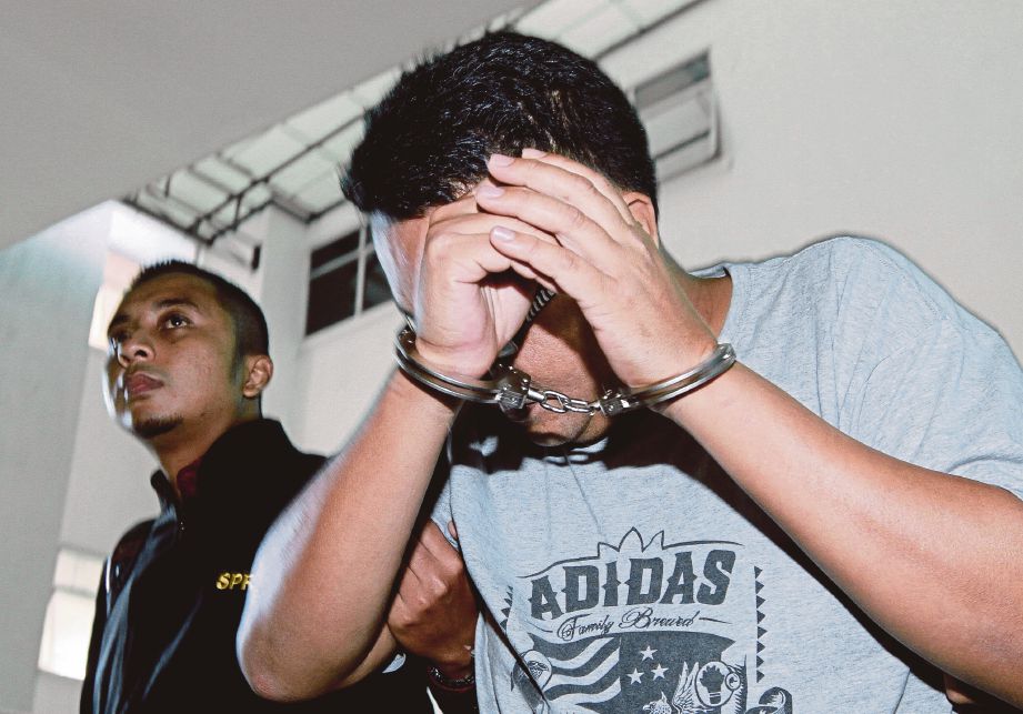 Mohd Farouk dibawa keluar dari Mahkamah Sesyen Shah Alam.