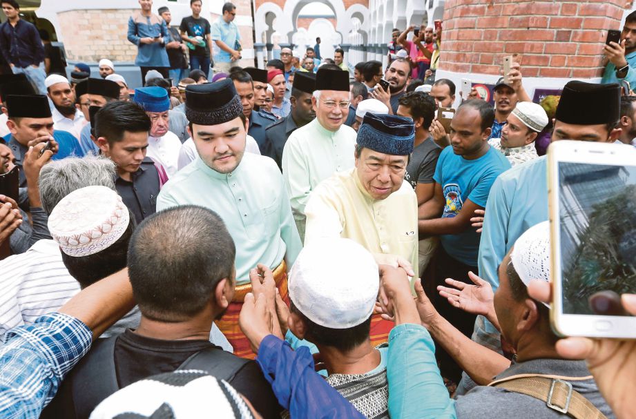  SULTAN Sharafuddin bersalaman bersama jemaah setelah menunaikan solat Jumaat sambil diiringi Najib.