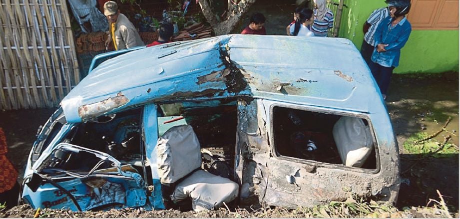 KEADAAN van yang remuk selepas dirempuh sebuah kereta api di Sukorejo, Blitar. - Jawapos