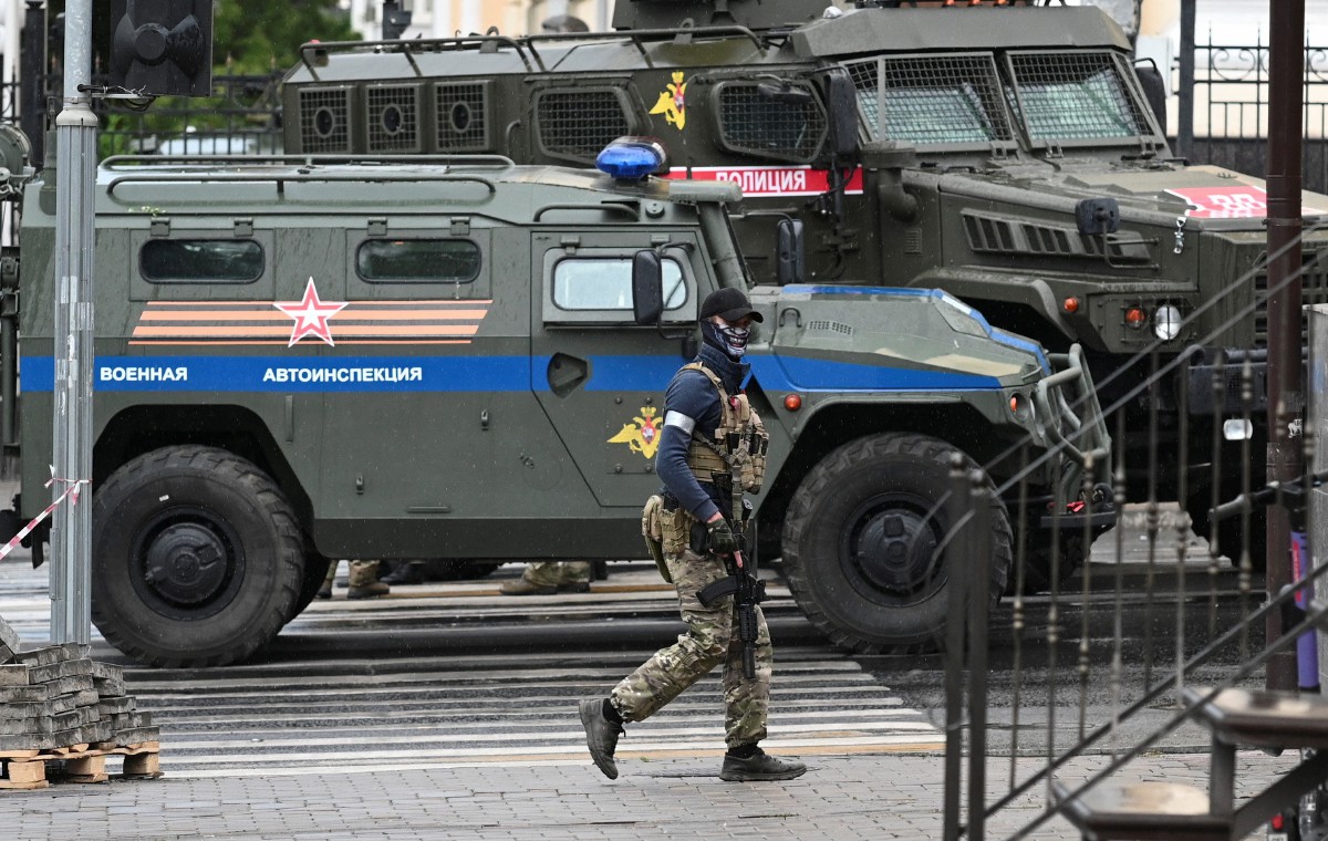PEJUANG kumpulan Wagner meronda di jalan berhampiran ibu pejabat daerah tentera selatan di bandar Rostov-on-Don, Rusia. FOTO Reuters.