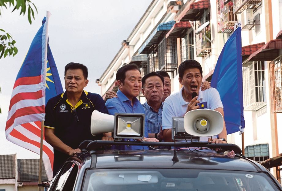 TAN (kanan) bersama Setiausaha Agung MCA, Datuk Seri Ong Ka Chuan (dua dari kiri) menggunakan kenderaan pacuan empat roda untuk berkempen  di  DUN Balakong.