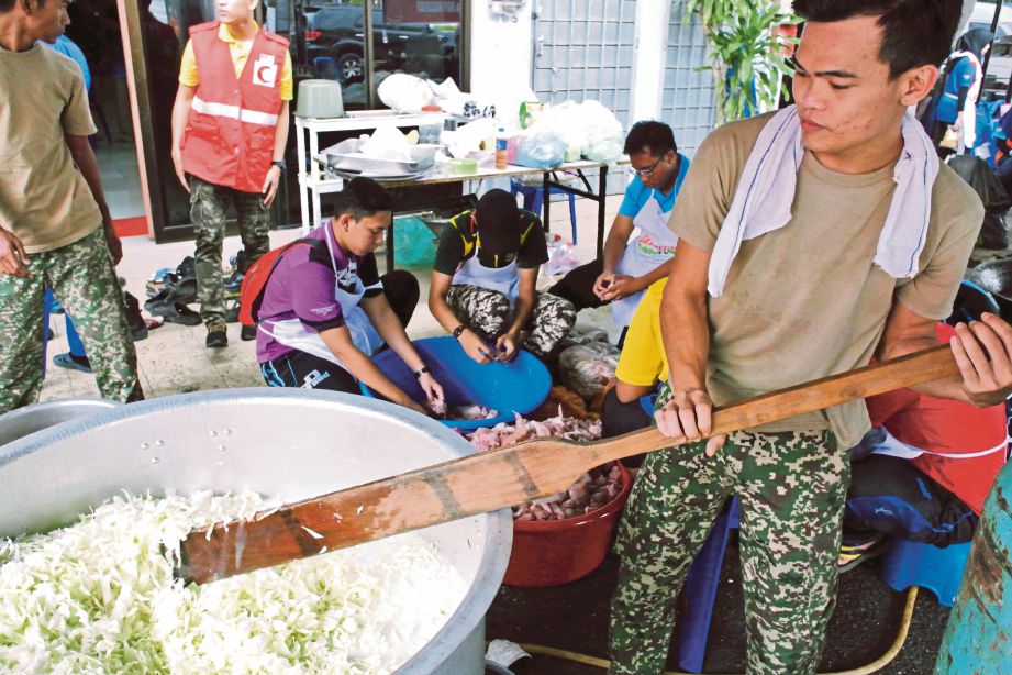  SUKARELAWAN JKM dan Yayasan Pok dan Kasim menyediakan makanan untuk mangsa banjir dan petugas di pekarangan pejabat YPK Jalan Pengkalan Asam.