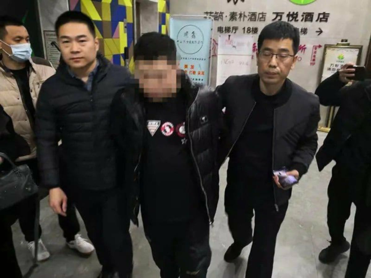 ZHANG Nan ditahan selepas disyaki memperdaya 20 wanita untuk mendapatkan wang dengan mudah. Gambar kecil, kereta mewah dibeli suspek. FOTO Agensi