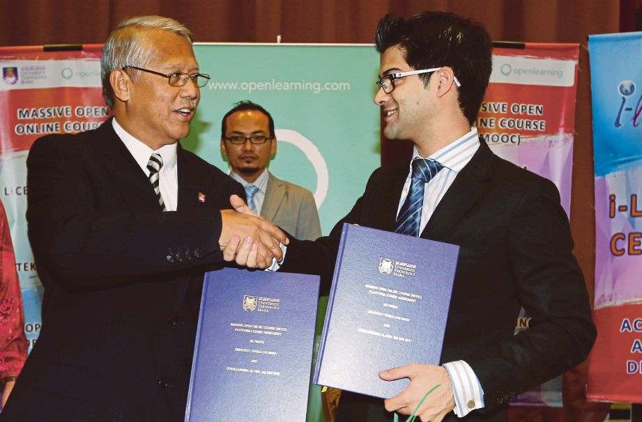 DR Hassan bertukar MoU dengan Adam  di Dewan Sri Budiman Universiti Teknologi MARA, Shah Alam. 