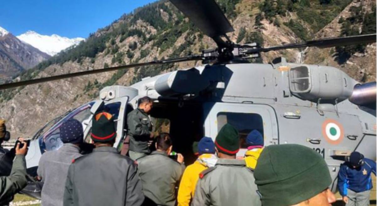PASUKAN penyelamat giat mencari mangsa terperangkap di pergunungan Uttarakhand. FOTO EPA