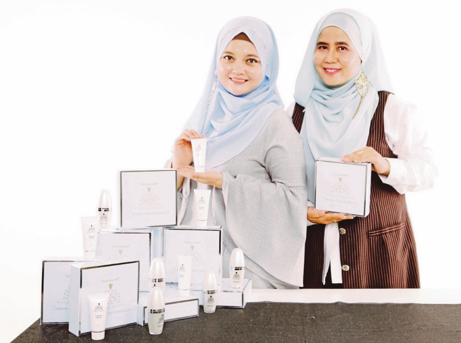 Nordiana (kiri) bersama Pengurus Pemasarannya, Saodah Buang  menunjukkan produk  Miss Cinderella khusus bagi mereka yang mahu memiliki kulit  cantik.