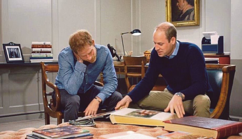 GAMBAR dari dokumentari mengenai kehidupan Diana menunjukkan William (kanan) dan Harry bercerita mengenai ibu mereka.  - Agensi 