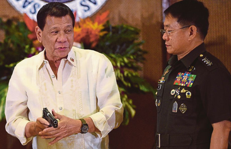 Duterte (kiri)