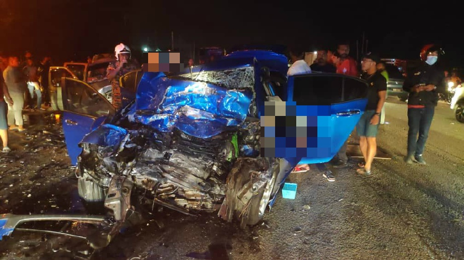 ANTARA kereta yang remuk akibat kemalangan berkenaan. FOTO Ihsan APM/Pembaca  