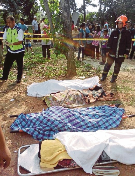   EMPAT    maut dalam kemalangan membabitkan tiga  kenderaan di  Jalan Serkam Pantai, dekat Merlimau.