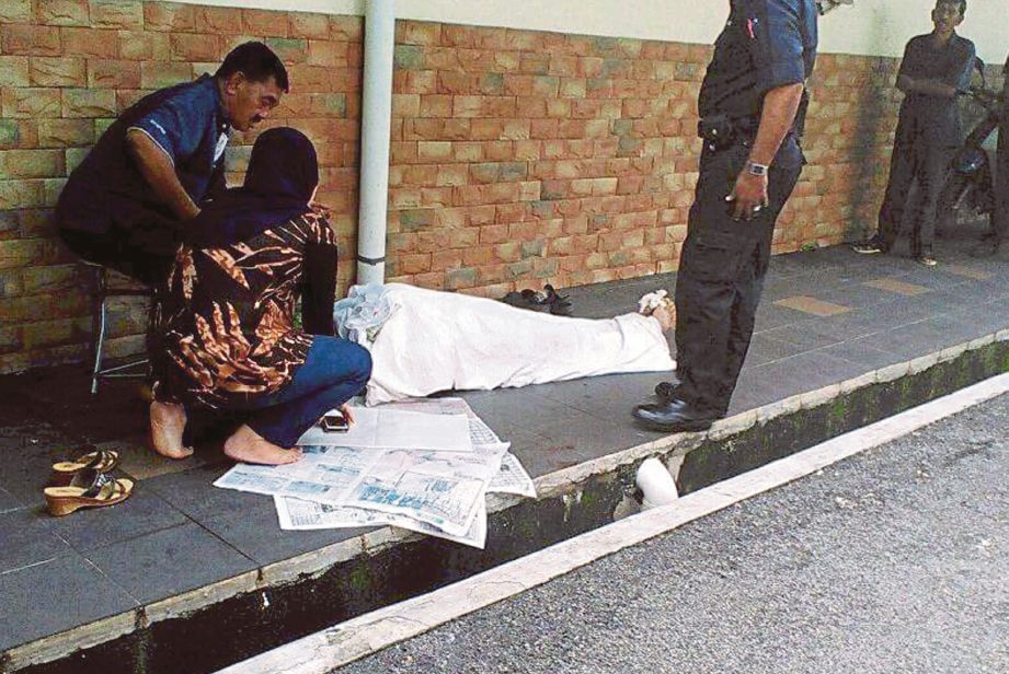   Mohamad Mat  maut  selepas terjatuh ke dalam longkang ketika   berniaga di Pasar Awam Sama Gagah,  semalam.