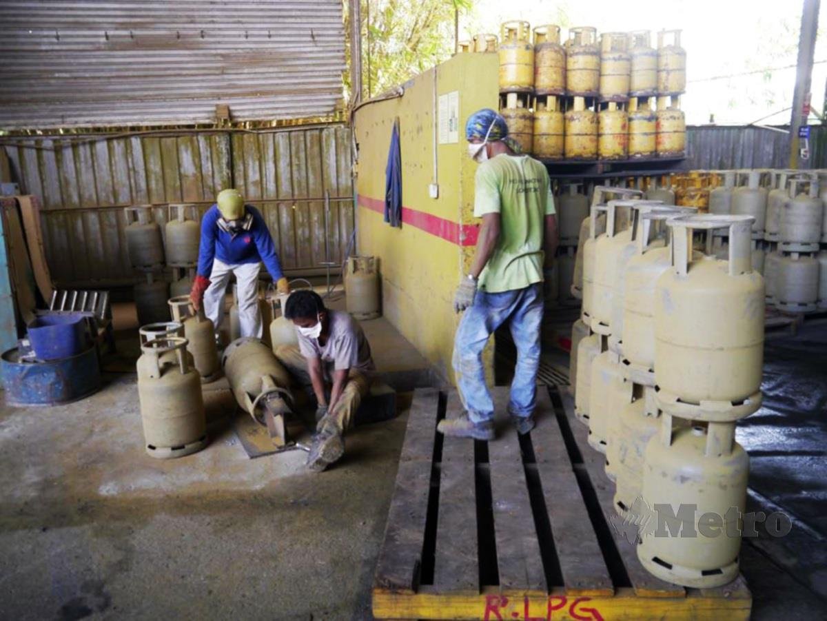 AHLI sindiket dikesan melakukan ubah suai tong gas LPG di sebuah gudang di Sabah.