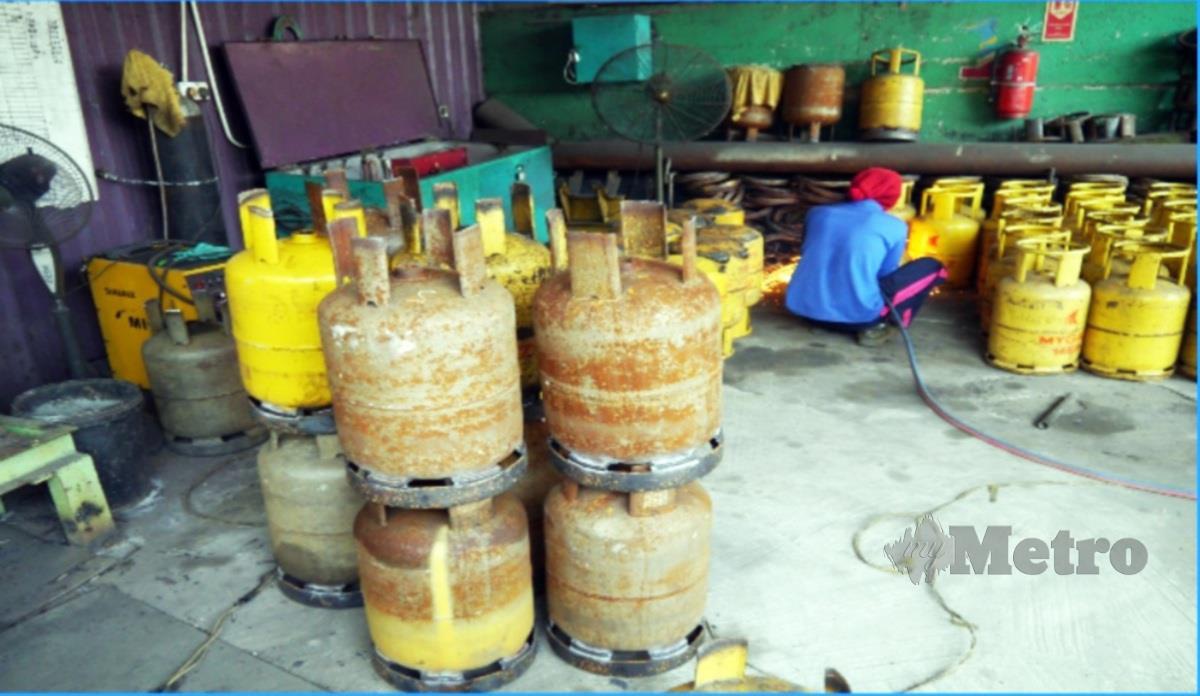 SINDIKET mengecat semula tong gas LPG dicuri dari Semenanjung  sebelum dijual atau diseludup ke negara jiran.