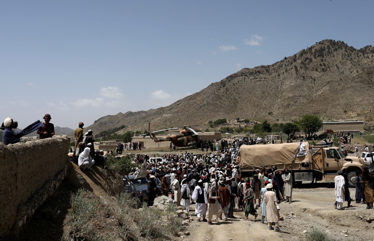 PENDUDUK Afghanistan menunggu bantuan diagihkan di kawasan terjejas gempa bumi di Gayan. FOTO Reuters.
