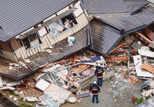 PASUKAN mencari dan menyelamat memeriksa rumah yang runtuh akibat gempa bumi di Hakuba.