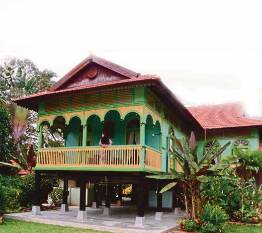 RUMAH limas Johor di Kampung Parit Besar, Bagan, Batu Pahat masih mengekalkan keaslian binaannya.