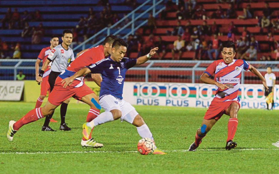 PEMAIN JDT II, Mohd Irfan Fazail (tengah) diasak pemain Kuala Lumpur di Stadium Majlis Perbandaran Pasir Gudang, Johor Bahru.