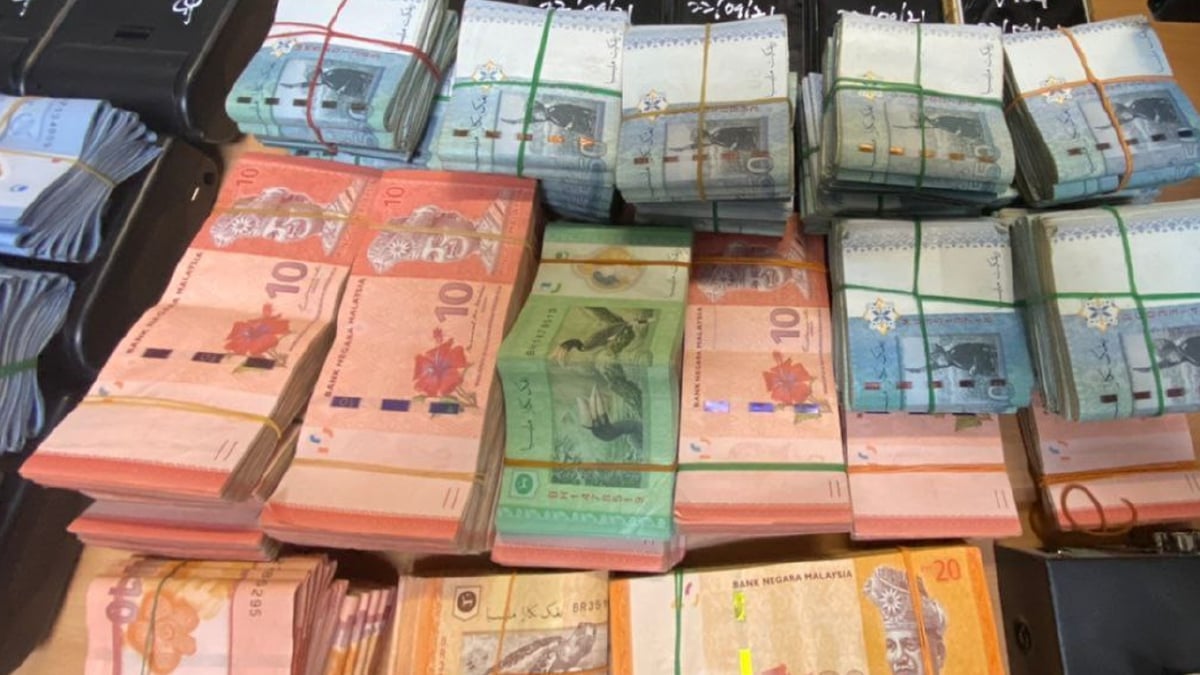 ANTARA wang tunai dirampas dalam serbuan berkenaan. FOTO Ihsan Polis 