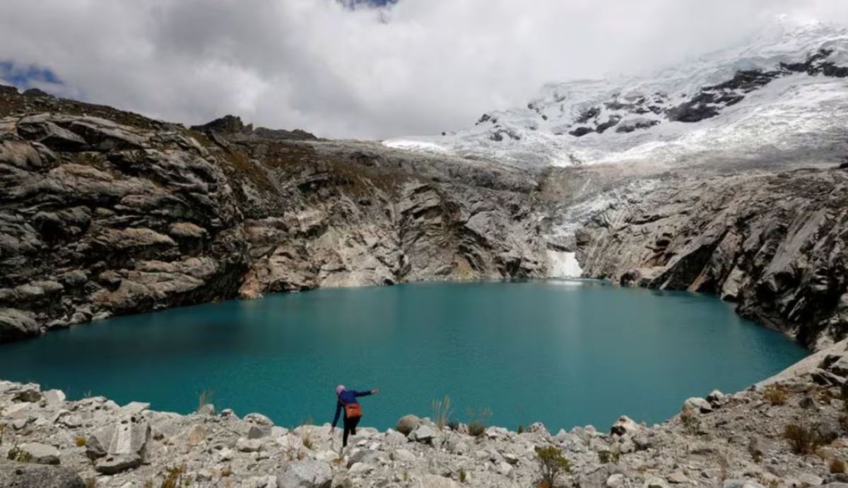 TASIK Laguna 513 di ketinggian lebih 13,000 kaki dari atas laut yang terbentuk selepas glasier Hualcan menair. FOTO Fail Reuters.