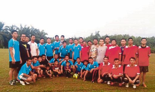 PASUKAN LFC (jersi biru) bergambar kenangan bersama GFC sebelum perlawanan di padang SMK Pinang Tunggal, Sungai Petani, Kedah.