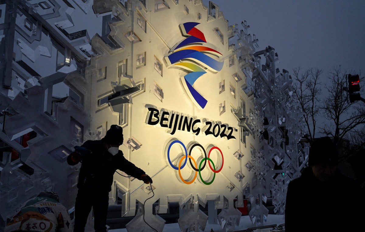 PETUGAS melakukan kerja pemasangan logo Olimpik Beijing 2022 di Beijing. FOTO Arkib AFP.