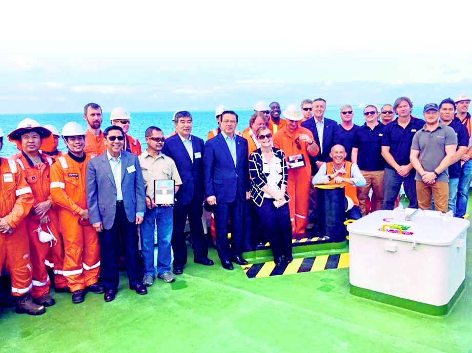 LIOW (tengah) selepas menyambut ketibaan kapal Fugro Equator di Kompleks Marine Australia, Port Henderson, semalam. 
