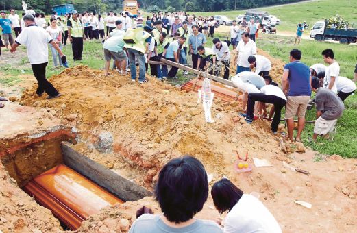 KERANDA Saw Gaik dan Jai Jun selamat dikebumikan.