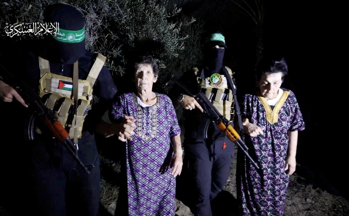 YOCHEVED Lifshitz dan Nurit Cooper yang ditawan Hamas sejak 7 Okt dibebaskan, semalam. FOTO Briged Al-Qassam/ Reuters.
