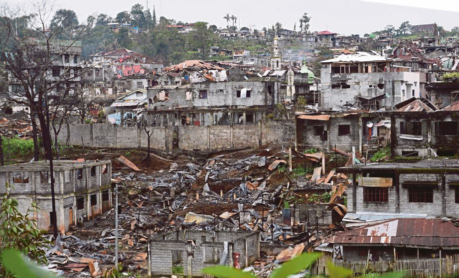 GAMBAR menunjukkan kemusnahan di bandar Marawi selepas pertempuran meletus sejak 62 hari lalu. -  AFP 