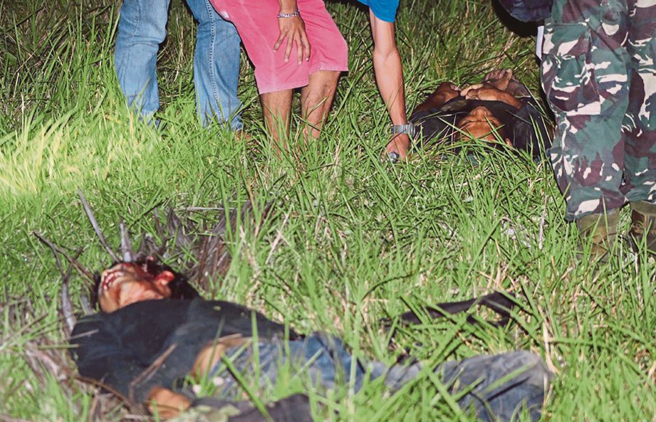 MAYAT seorang militan Abu Sayyaf yang ditembak mati dalam pertempuran di Pulau Bohol, kelmarin.  - AFP 