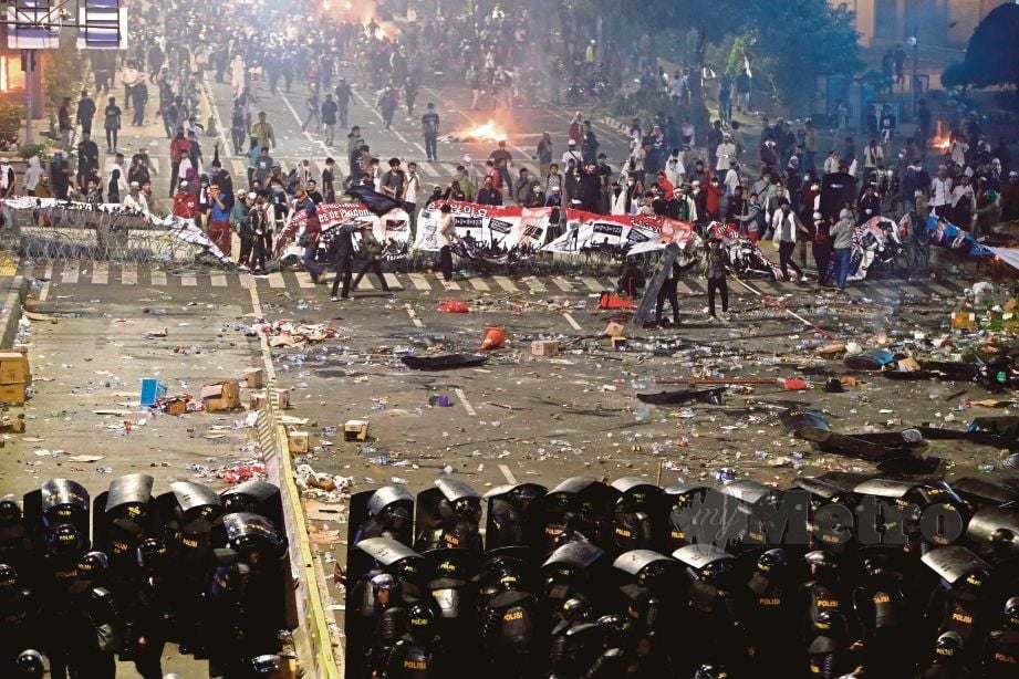  PENUNJUK perasaan Indonesia bertempur dengan polis ketika protes. - EPA