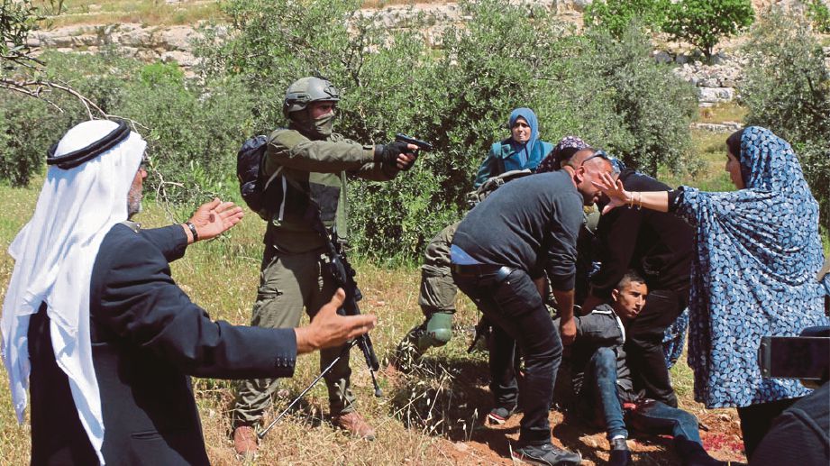 KEJADIAN itu cetuskan kekecohan antara tentera Israel dan penduduk Palestin. FOTO  Agensi